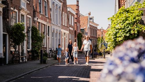 Een gezin die door de straten van Edam loopt