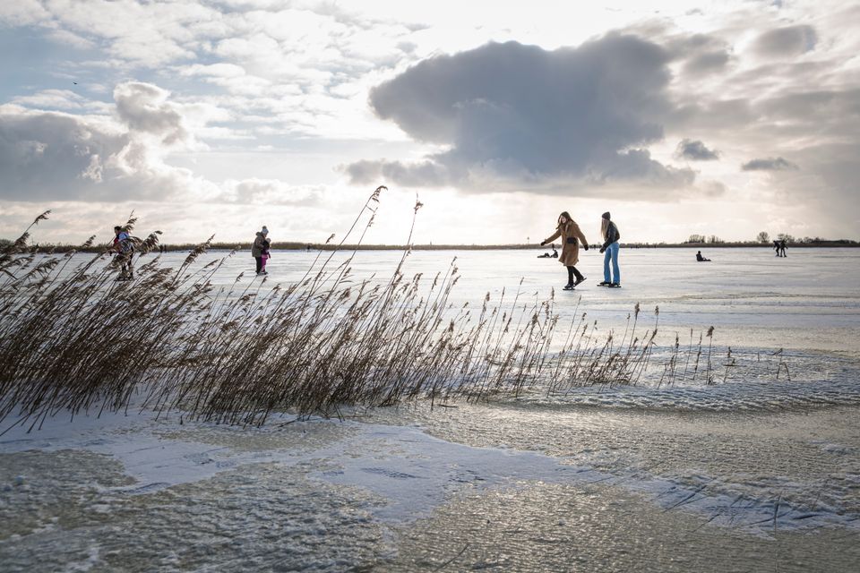 Winterse plaatjes bij de Brekken in Sneek, er wordt geschaatst