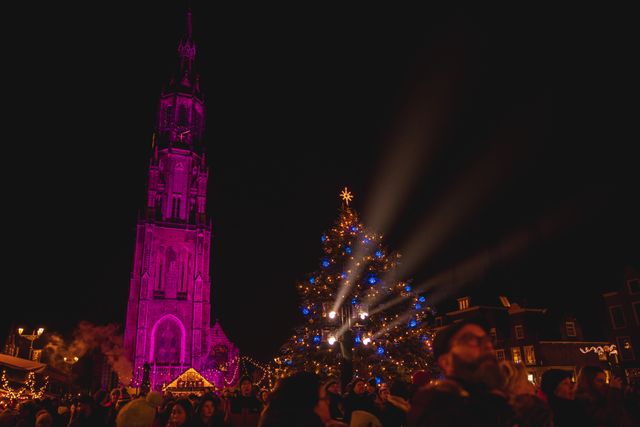 Kerstboom op de Markt in Delft met zicht op de Nieuwe Kerk