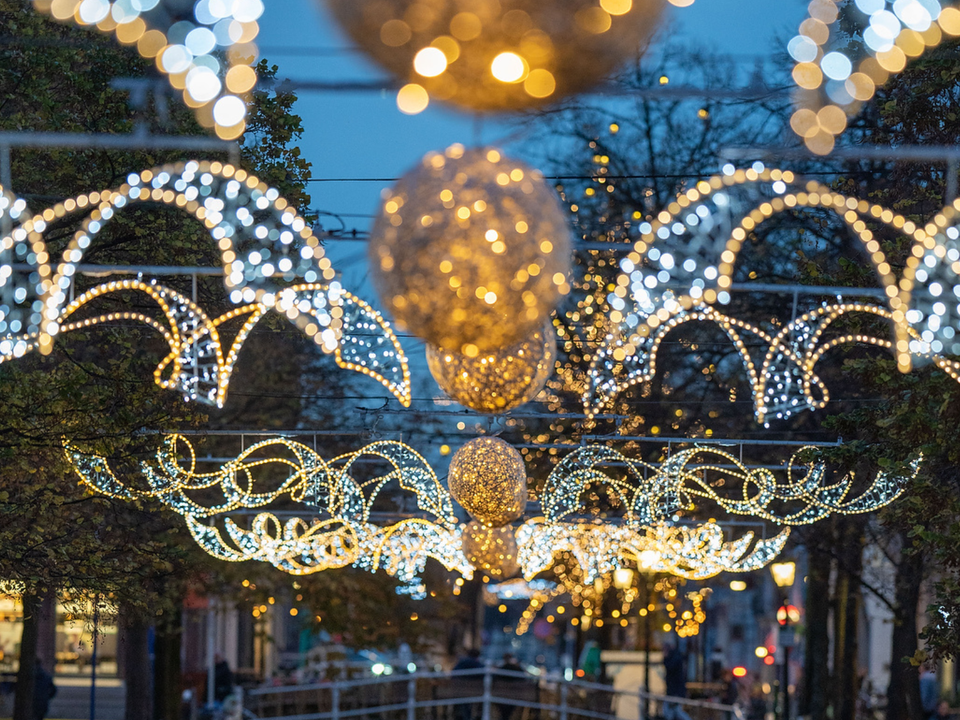 De grachten in het centrum van Delft verlicht tijdens Delft Verlicht
