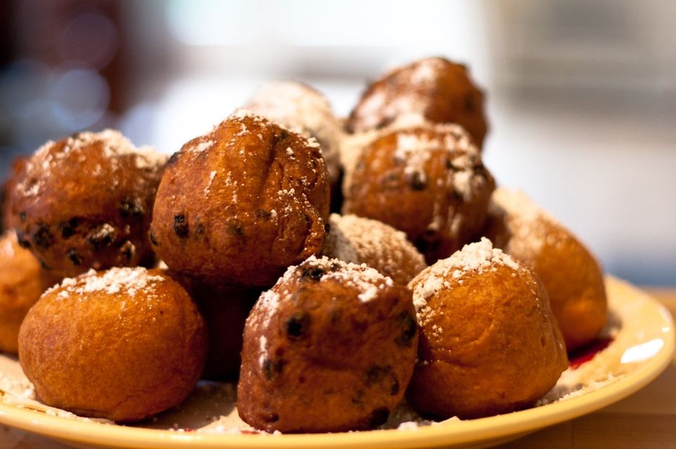 Bord vol met oliebollen