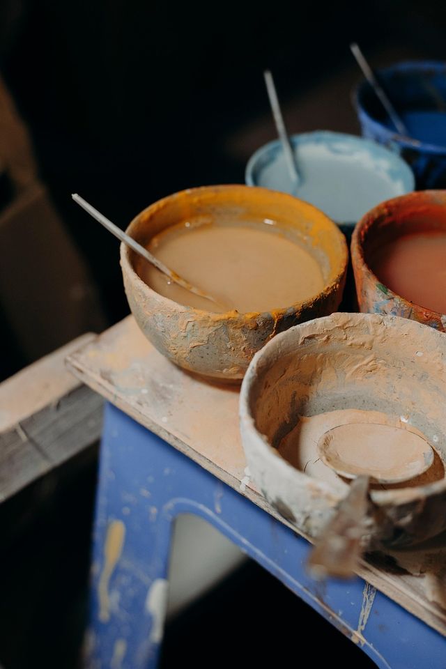 Kommetjes met verf voor keramiek.