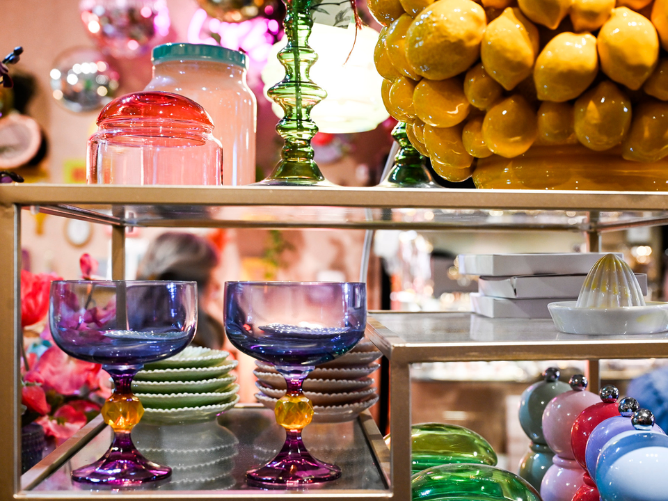 Mooi servies in de winkel van Groene Vingers Delft