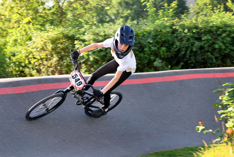 Meisje op de fiets op skate baan