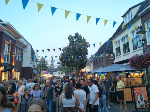 Drukte in de Dorpsstraat