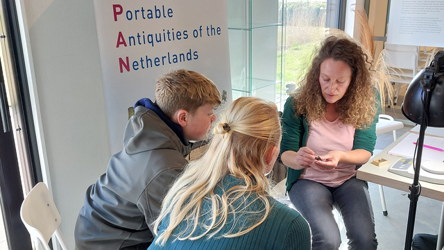 Margot Daleman en Jolle Fonk determineren de metaaldetector- en overige bodemvondsten van klein en groot bij het Kennis- en Ynformaasjesintrum in Hegebeintum.