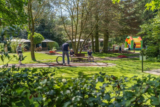 Midgetgolfbaan met aangelegen speelplaats voor kinderen