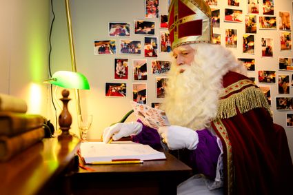 Sinterklaas werkt in zijn Grote Boek