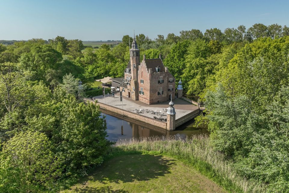 Dronebeeld van Slot Moermond