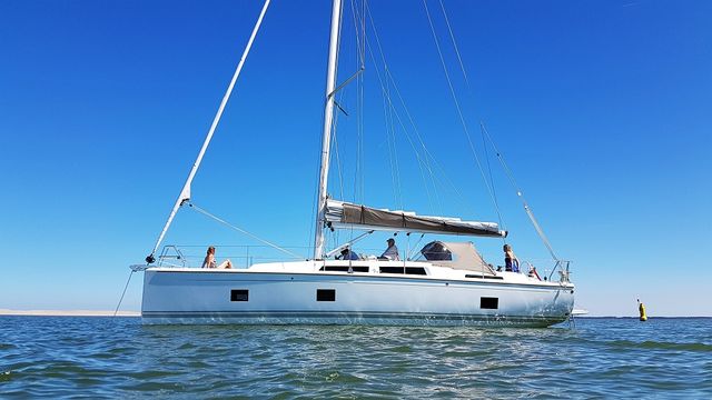 Zeilboot op water.