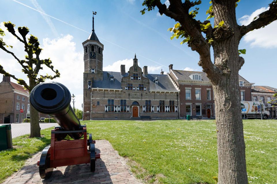 Een foto van het Oude Raadhuis in Willemstad.