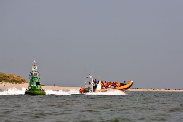 Snelle rubberboot bij boei Vlieland