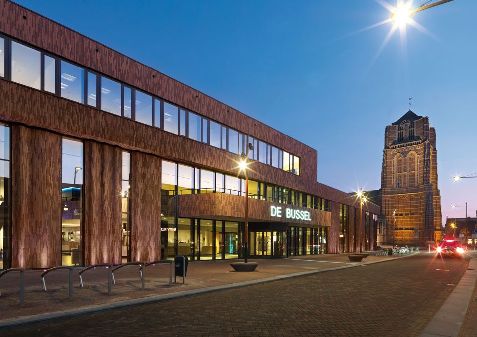 De buitenkant van het Bussel gebouw