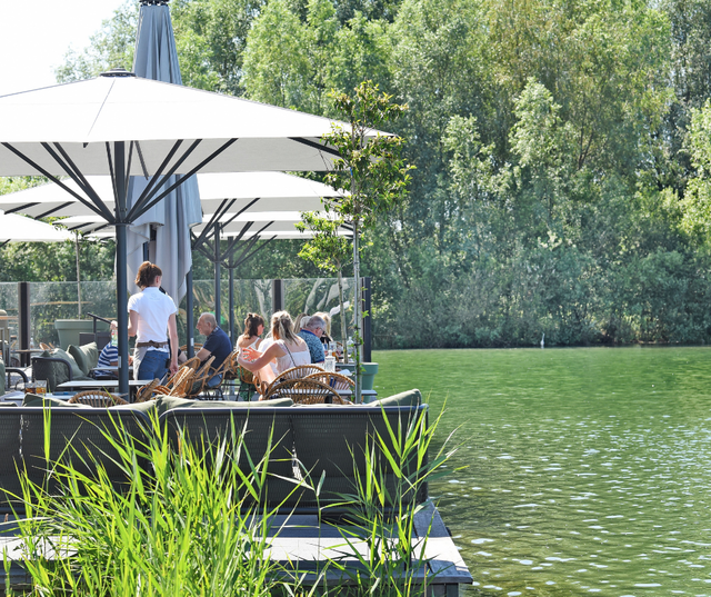 Terras aan het water bij FortVier