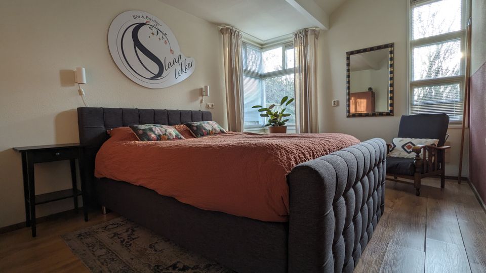 extra langes Bett im geräumigen Schlafzimmer