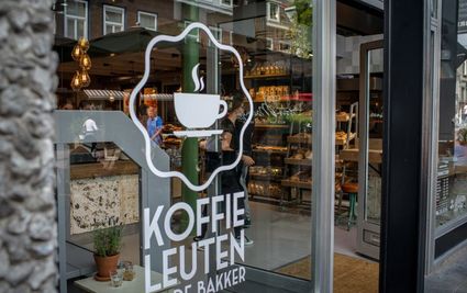 Raamdetail van Koffie Leuten bij Bakker Van Maanen in Woerden, ambachtelijke bakkerij en koffiebar waar bezoekers genieten van verse koffie, brood en gebak in het centrum van Woerden.