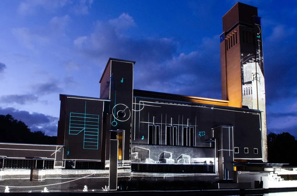 Open Monumentendag Hilversum Sprekende Gevels, lichtprojectie op het Raadhuis