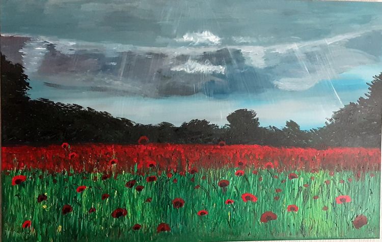 Kleurrijk schilderij van een groen veld vol met klaprozen. Op de achtergrond een bosrand en een blauwe lucht waaruit zonnestralen komen.