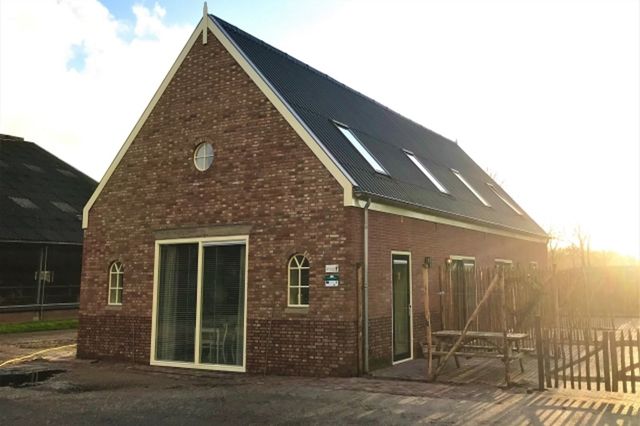 Vakantiewoning in oude paardenstal met terras.