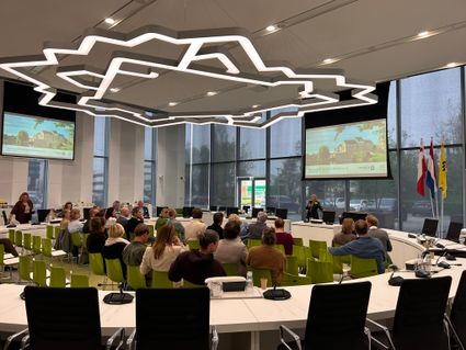 Congres- en vergaderlocatie Stadhuis Woerden, Woerden, Groene Hart, recreatie- en toerismebijeenkomst met presentatie voor ondernemers en professionals in de raadszaal.