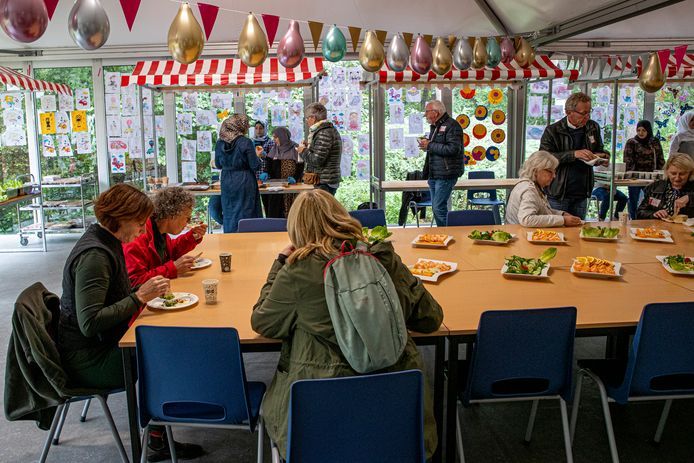 buren ontmoeten elkaar op het azc oirschot