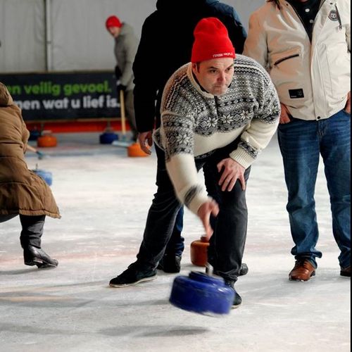 Mensen die curling aan het spelen zijn