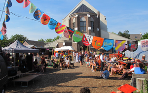Metaal Kathedraal is een kunst-broedplaats met focus op ecologie. Zo kun je er leren hoe je je voedsel kunt fermenteren. Ook is Metaal Kathedraal samen met de bewoners van het nabijgelegen wijk Rijnvlietbeheerder van een heus voedselbos.