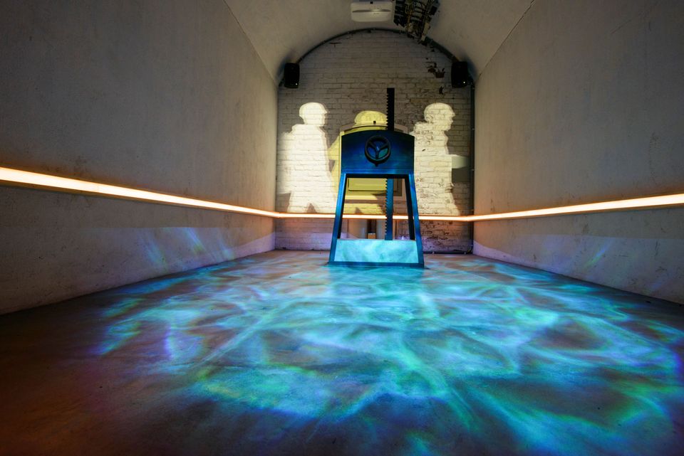 Een ruimte in een fort vertoont projecties van stampende soldaten en stijgend water om het gebruik van de waterlinie te illustreren.