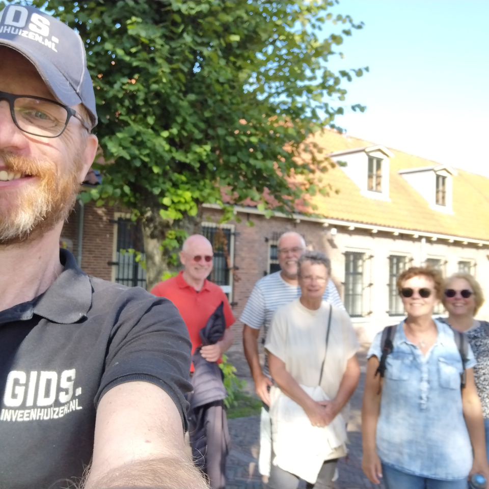 Erfgoedgids Peter met gasten in Veenhuizen, Tweede Gesticht, Drenthe