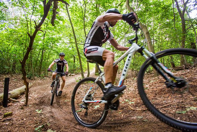 1 mountainbiker op het parcours