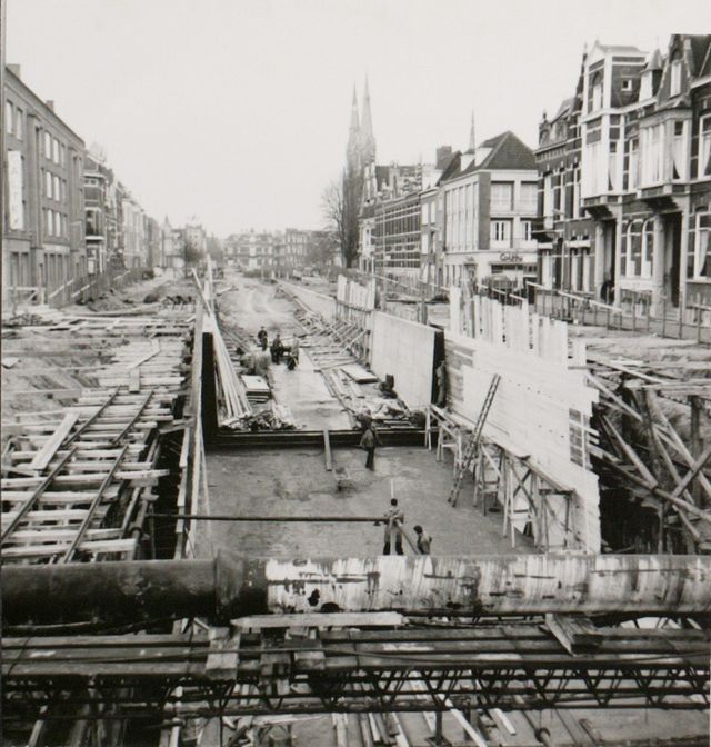 Bouw van de tunnel bij het Stationsplein in 1959 waardoor het doorgaand verkeer soepeler ging. Op de achtergrond rechts de torens van de Sint Leonarduskerk