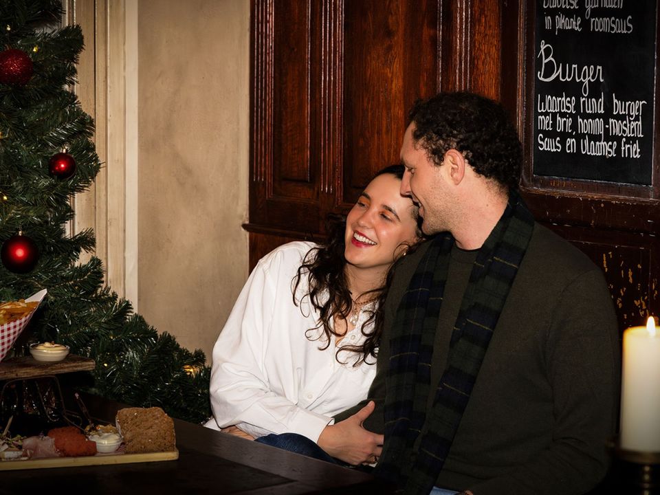 Een koppel dat heerlijk aan het dineren is tijdens de kerst