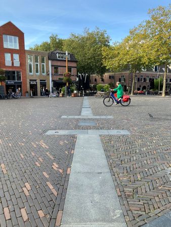 De donkere lijnen in het plaveisel tonen de contouren van het Romeinse fort Laurium.