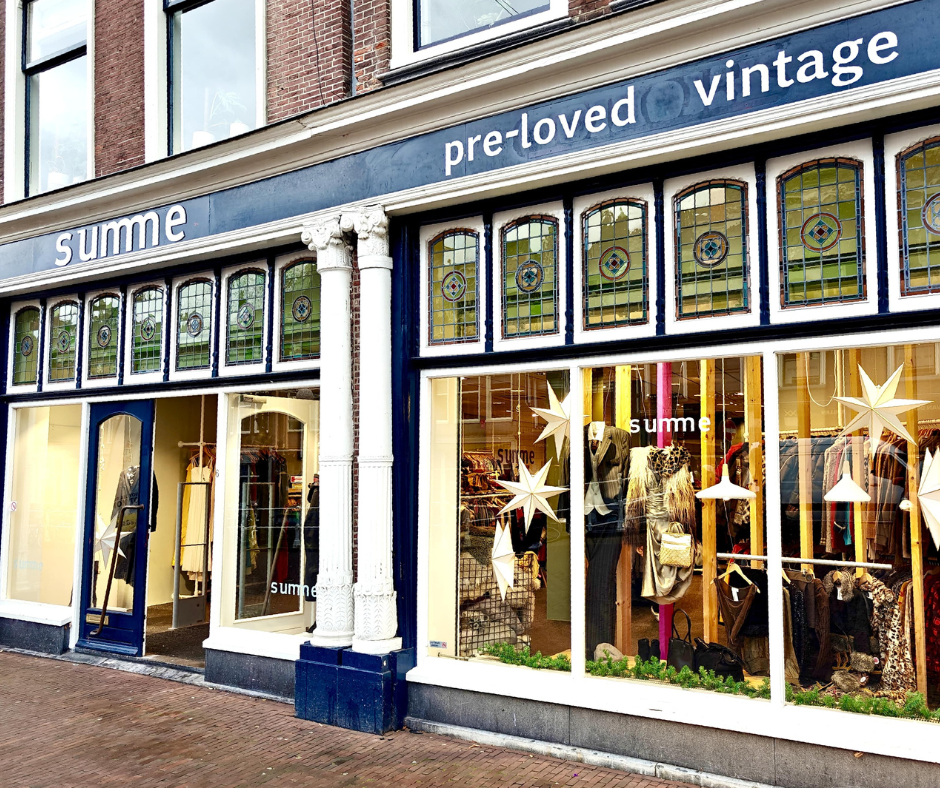 Etalage van Summe een vintage kledingwinkel in Delft