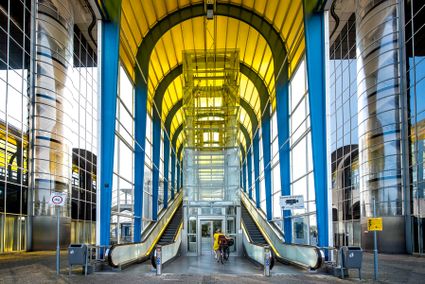 De voorkant van de Mandelabrug met de focus op de twee roltrappen aan beide kanten. In het midden is er een lift.