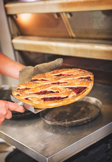 Maastricht vlaai bakken oven handen