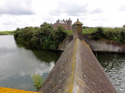 Sluisbeer bij Muiderslot