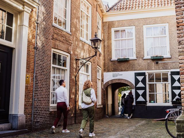 Koppel die aan het lopen is bij het hofje bij Museum Prinsenhof in Delft