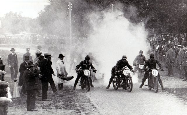 De start van de eerste T.T. races op 11 juli 1925 op de Grote Brink te Rolde. Namen zijn niet bekend.