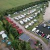 Luftaufnahme des Geländes von Camping Pasveer mit Campingplatz und Hafen.