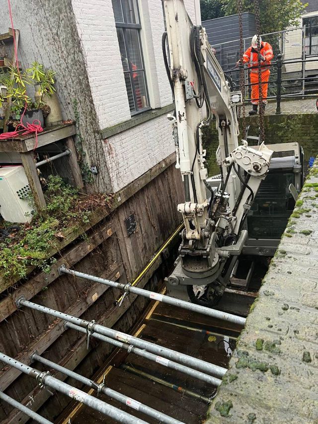 Machine wordt de Dieze ingehesen.