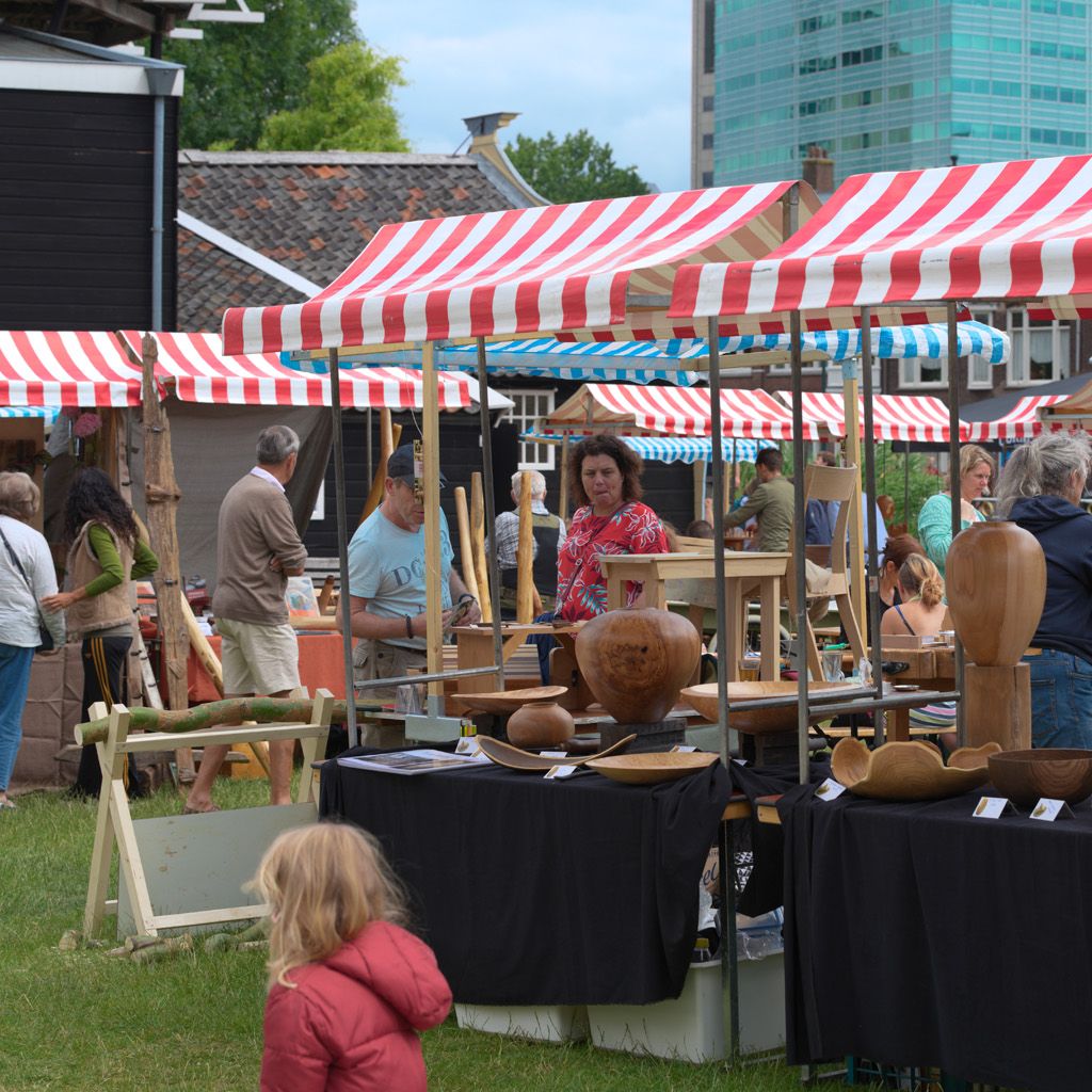 Markt bij houtzaagmolen De Ster met hout, hout en nog eens hout