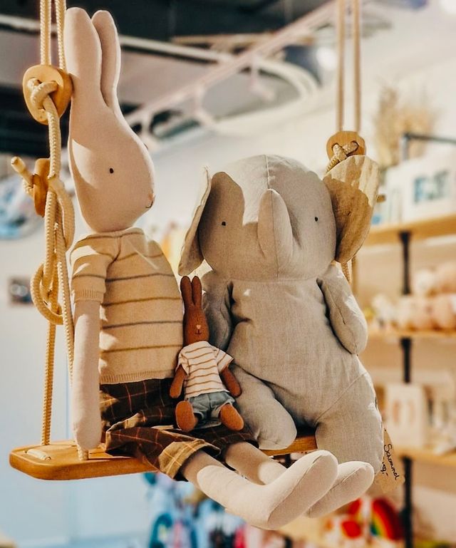 Konijn en olifant in een knuffel