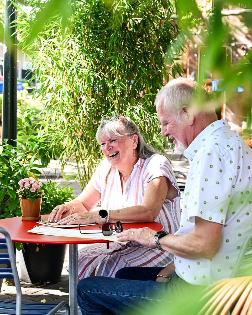 Gunther en Heidi samen op het terras op het Doelenplein in Delft