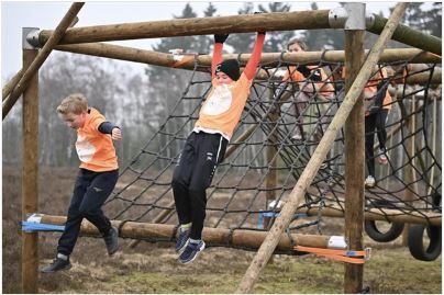 Kinderen doen mee aan de survivalrun.