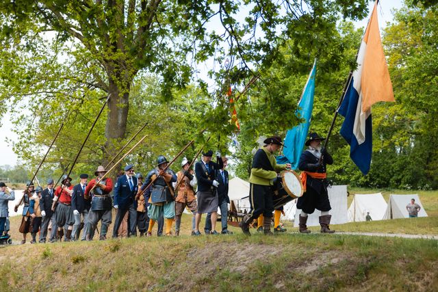 Een groep mensen verkleed in stijl van de eerste wereldoorlog. Spelen geschiedenis na bij de Grebbelinie.