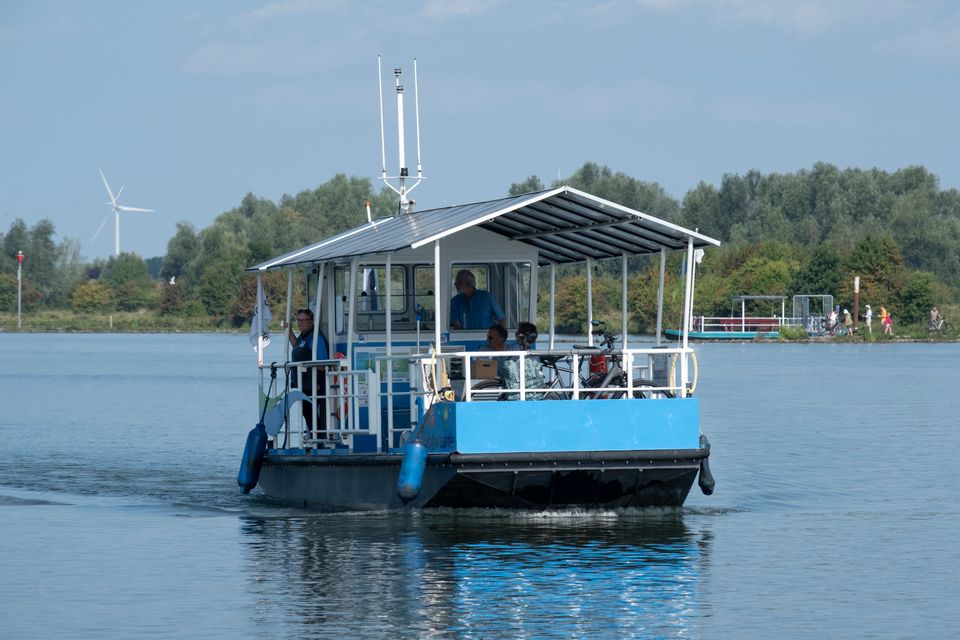 Foto van varende Liniepont