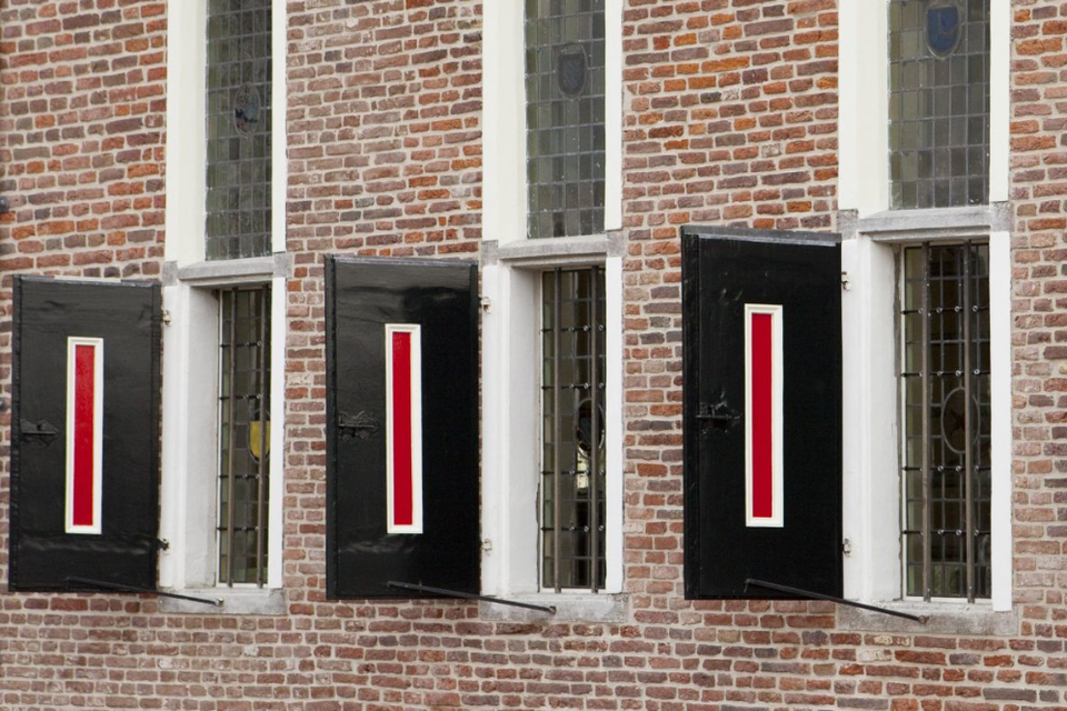 Close-up van de ramen van Kasteel Coevorden