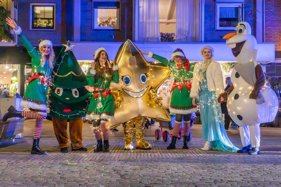 Gezellige Winteravond in Katwijk met sprookjesfiguren.