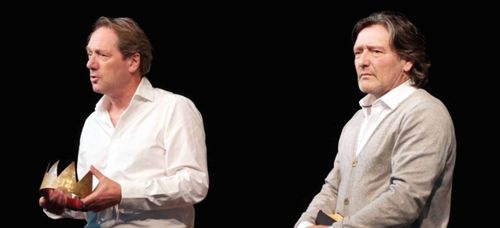 Een foto van twee mannen in het theater
